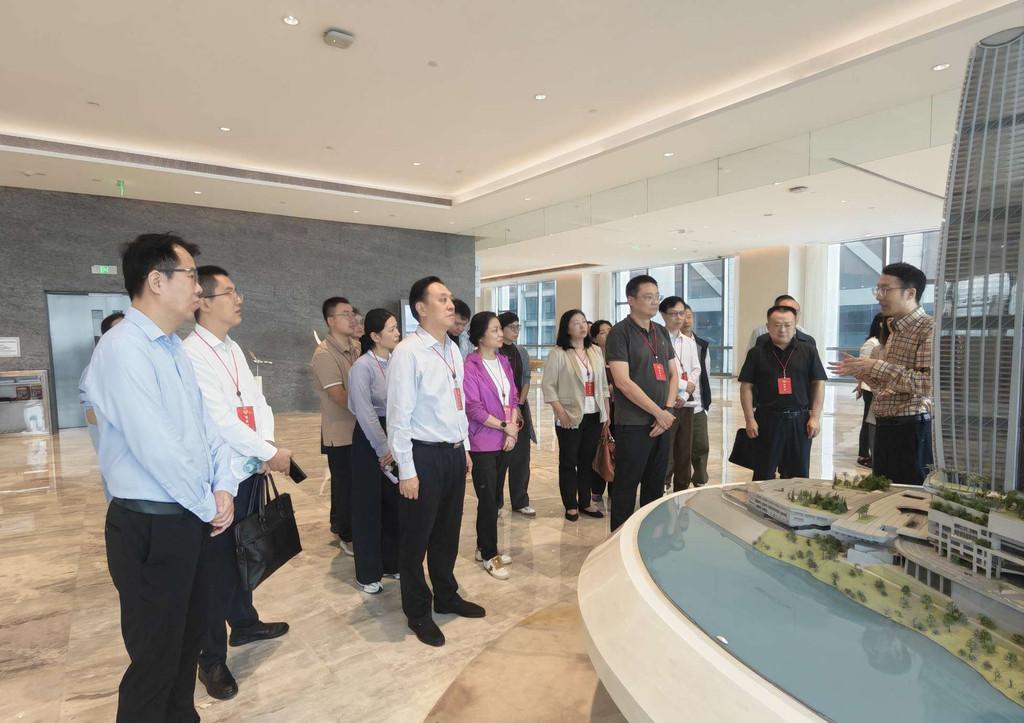 渝中区政协常委会视察重庆来福士国际金... 渝中区政协常委会视察重庆来福士国际金...