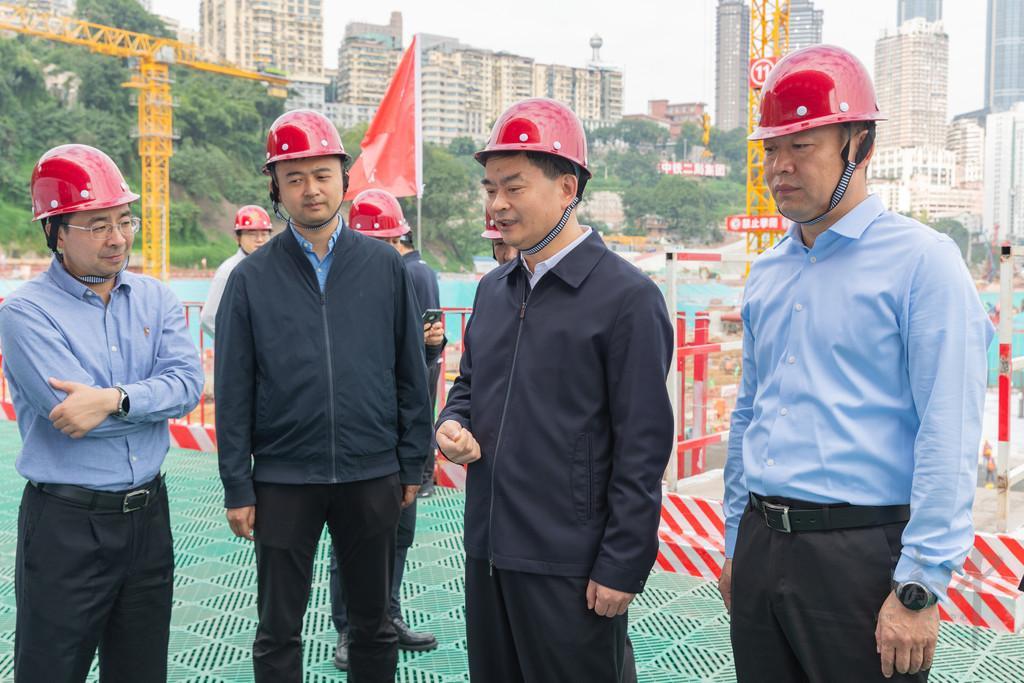 渝中区委副书记、区长何渡在调研重庆站... 